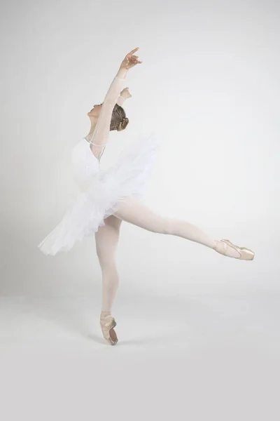 Jovem Bailarina Praticando Balé Move Estúdio — Fotografia de Stock