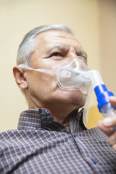 Senior Man Met Medische Apparatuur Voor Inhalatie Met Ademhalingsmasker Vernevelaar — Stockfoto