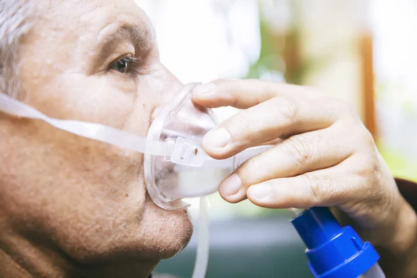 Ανώτερος Άνθρωπος Που Χρησιμοποιεί Ιατρικό Εξοπλισμό Για Εισπνοή Αναπνευστική Μάσκα — Φωτογραφία Αρχείου