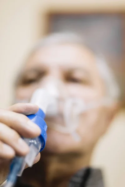 Ανώτερος Άνθρωπος Που Χρησιμοποιεί Ιατρικό Εξοπλισμό Για Εισπνοή Αναπνευστική Μάσκα — Φωτογραφία Αρχείου
