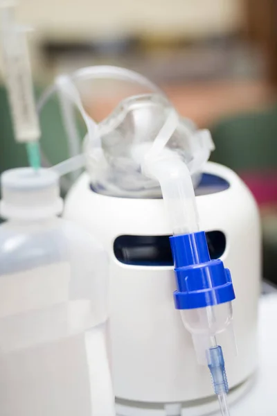 Medische Apparatuur Voor Inhalatie Met Ademhalingsmasker Vernevelaar Witte Tafel — Stockfoto