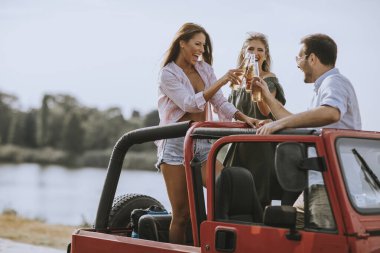 Bir grup mutlu genç yolculuğun tadını çıkarıyor.