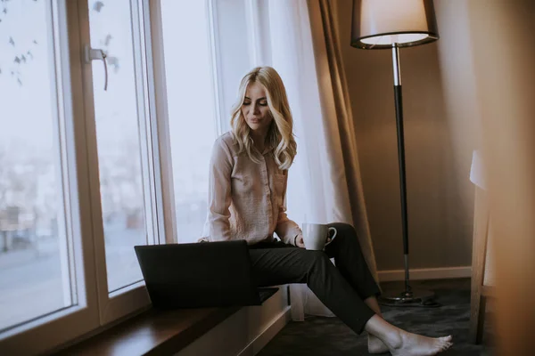 Pretty Young Woman Working Laptop Living Room Window Sill — Stock Photo, Image