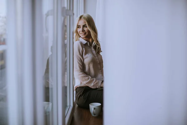 Mooie Jonge Vrouw Met Kopje Thee Koffie Zittend Drinkend Vensterbank — Stockfoto