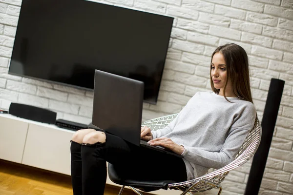 Bella Giovane Donna Che Utilizza Computer Portatile Mentre Lavora Casa — Foto Stock