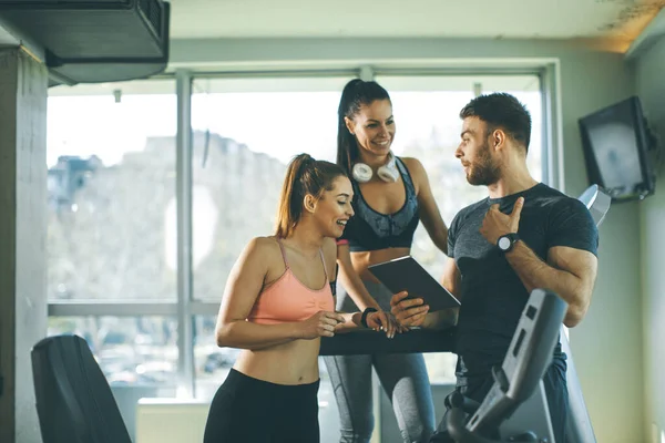 Personal Trainer Blickt Auf Digitales Tablet Und Erklärt Jungen Frauen — Stockfoto