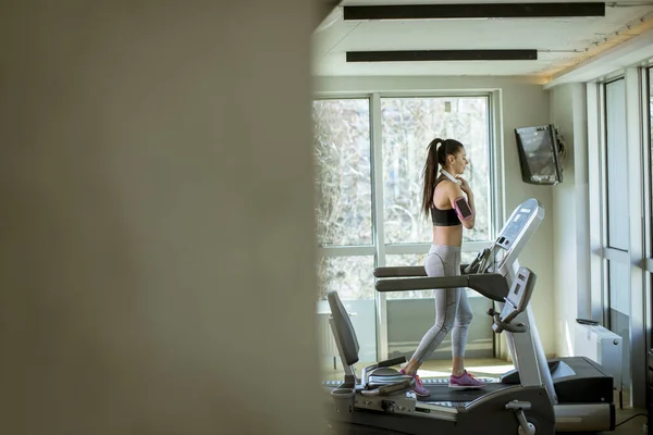 Jolie Jeune Femme Courir Sur Tapis Roulant Pendant Entraînement Sportif — Photo