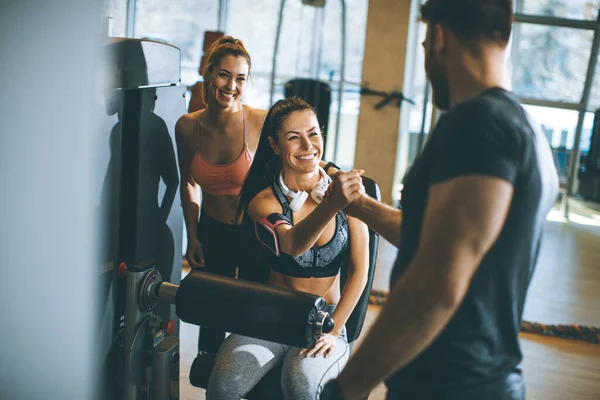 Mulher Muito Jovem Tendo Exercícios Extensão Perna Máquina Enrolar Perna — Fotografia de Stock