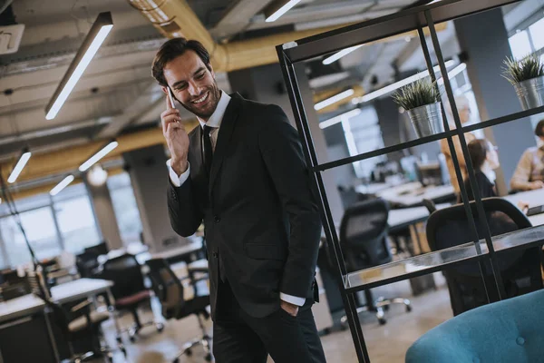 Bonito Jovem Empresário Vestindo Terno Preto Usando Smartphone Moderno Escritório — Fotografia de Stock