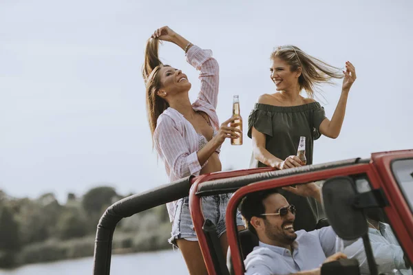 Gruppo Giovani Felici Che Godono Viaggio Macchina — Foto Stock