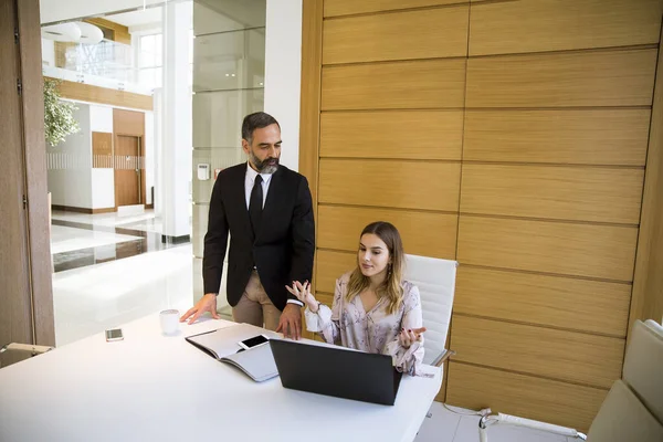 Bello Uomo Maturo Giovane Donna Partner Commerciali Con Laptop Che — Foto Stock