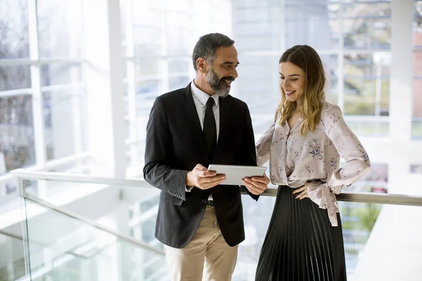 Senior Zakenman Zijn Mooie Jonge Vrouwelijke Collega Functie Met Digitale — Stockfoto