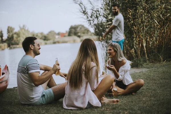 Grupo Jovens Amigos Felizes Curtindo Natureza Lado Lago — Fotografia de Stock