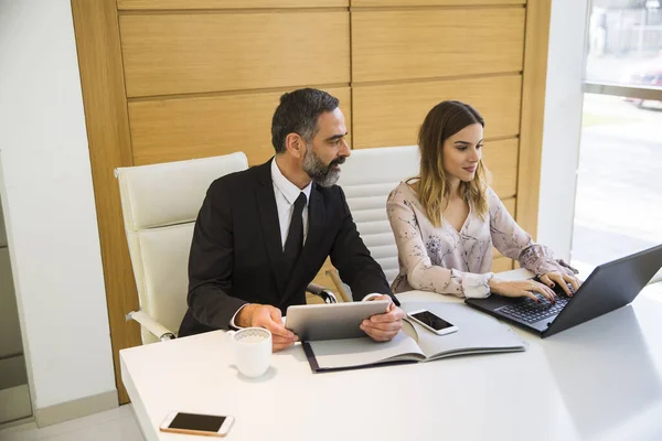 Bello Uomo Maturo Con Tablet Digitale Giovani Partner Commerciali Donna — Foto Stock