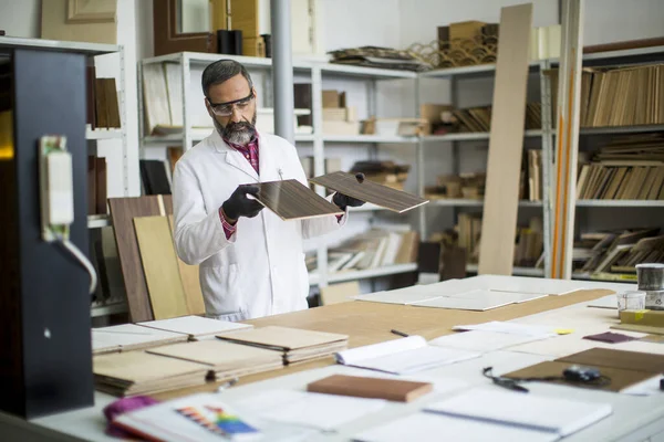 Vue Chez Bel Ingénieur Mature Dans Laboratoire Examine Les Carreaux — Photo