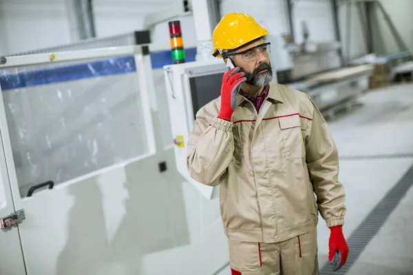 Porträtt Mogen Industriman Ingenjör Med Smartphone Fabrik — Stockfoto