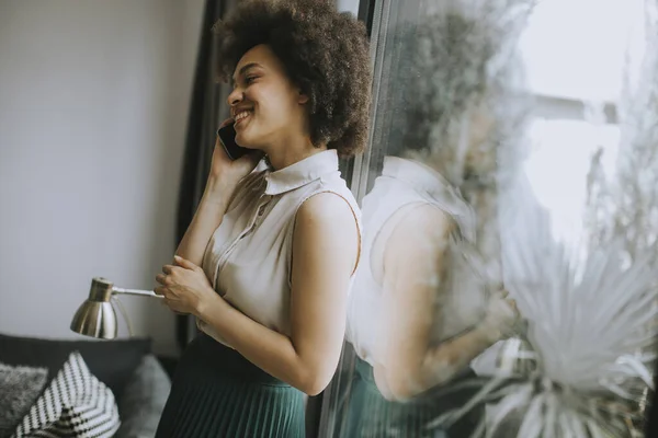 Mooie Jonge Vrouw Met Krullend Haar Met Behulp Van Mobiele — Stockfoto