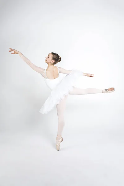 Jovem Bailarina Praticando Balé Move Estúdio — Fotografia de Stock