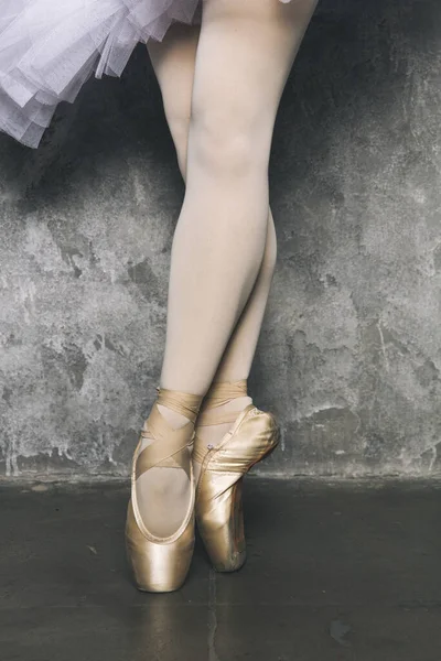 Primo Piano Delle Gambe Della Giovane Ballerina Con Scarpe Punta — Foto Stock