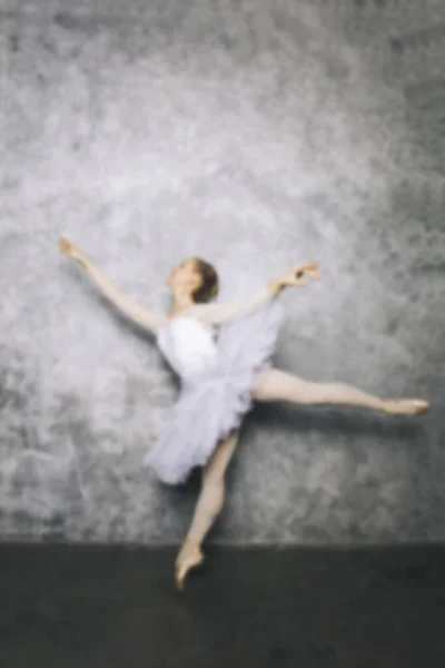 年轻漂亮的芭蕾舞演员在古老的乡村墙壁上跳古典芭蕾舞 — 图库照片