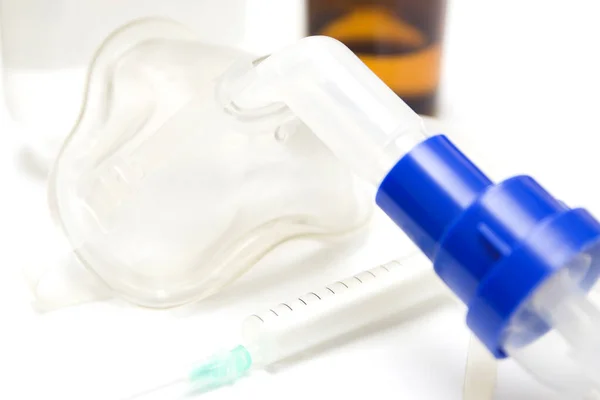 带呼吸面罩的吸入医疗设备 白色桌子上的雾化器 — 图库照片