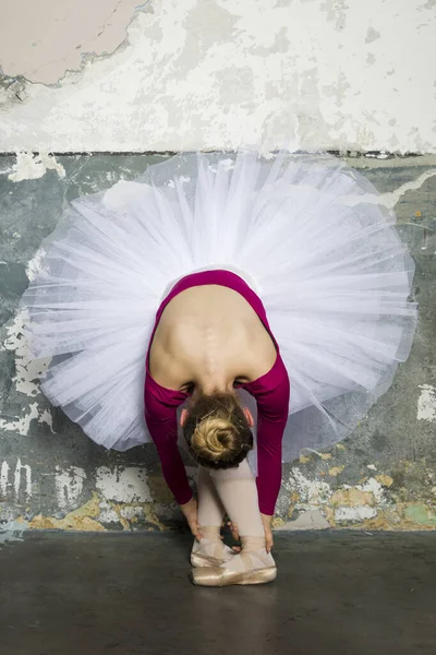 Dançarina Bailarina Muito Jovem Dançando Balé Clássico Contra Parede Rústica — Fotografia de Stock