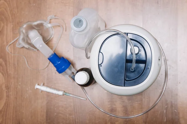 Medicinsk Utrustning För Inhalation Med Andningsmask Nebulisator Träbordet — Stockfoto