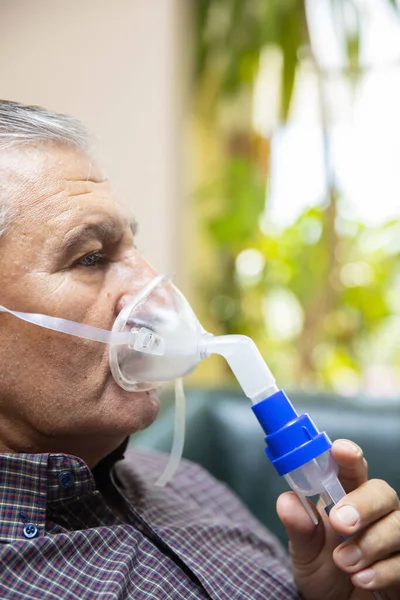 Senior Man Met Medische Apparatuur Voor Inhalatie Met Ademhalingsmasker Vernevelaar — Stockfoto
