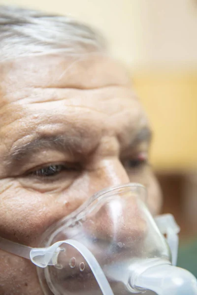 Hombre Mayor Que Usa Equipo Médico Para Inhalación Con Máscara — Foto de Stock