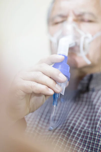 Homem Sênior Usando Equipamentos Médicos Para Inalação Com Máscara Respiratória — Fotografia de Stock