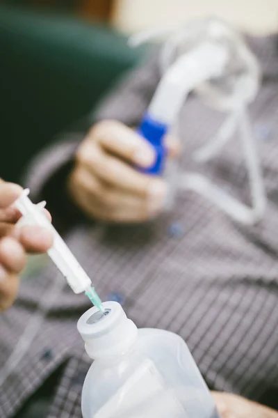 Preparación Nebulizador Compresor Para Uso Hombre Mayor Con Máscara Respiratoria —  Fotos de Stock