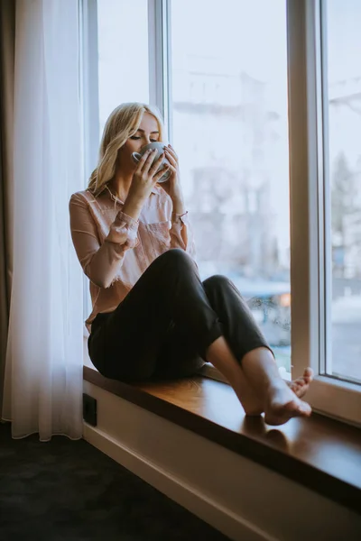 창가의 창문틀에서 커피를 마시고 — 스톡 사진