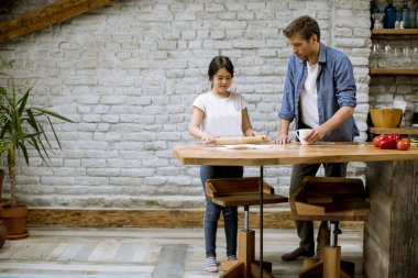 Genç babası ve tatlı kızı köy mutfağında para kazanıyorlar.