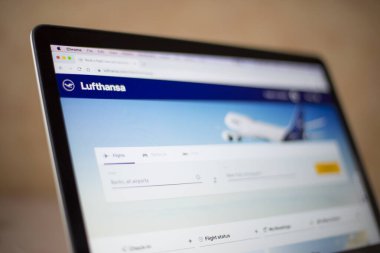 Lufthansa web sitesi bilgisayar ekranında. Deutsche Lufthansa, Avrupa 'nın taşıdığı yolcular açısından ikinci büyük havayolu şirketi..
