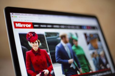 Daily Mirror web sitesi bilgisayar ekranında. Daily Mirror, 1903 yılında kurulan İngiliz gazetesi..