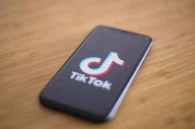 TikTok uygulaması telefon ekranında. TikTok, 2016 yılında başlatılan bir Çin video paylaşım sosyal ağ servisidir..