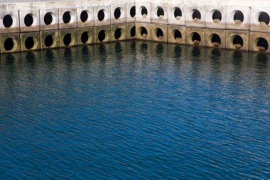 Portekiz 'in Madeira Adası' ndaki Funchal limanında beton bloklar.