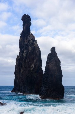 Portekiz 'in Madeira Adası' ndaki Ribeira da Janela kaya oluşumuna bakın.