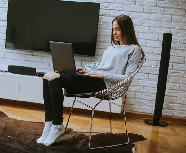 Mooie Jonge Vrouw Met Behulp Van Laptop Als Werken Vanuit — Stockfoto