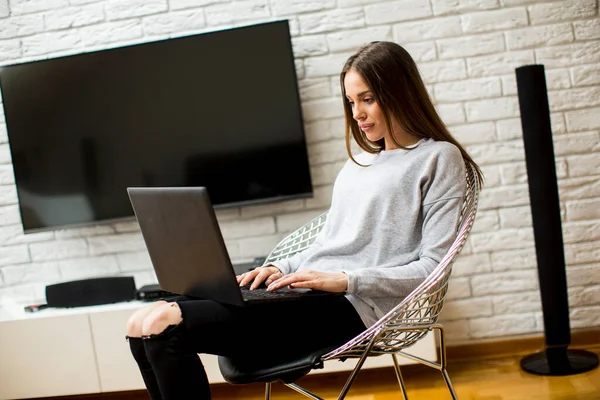 Bella Giovane Donna Che Utilizza Computer Portatile Mentre Lavora Casa — Foto Stock