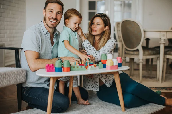 Lindo Niño Jugando Con Juguetes Sala Estar Con Padre Madre — Foto de Stock