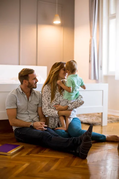 Glad Ung Familj Som Leker Sovrumsgolvet — Stockfoto