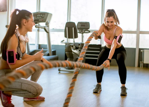 Spor Salonunda Halat Egzersizi Yapan Genç Güzel Bir Bayan Arkadaşlarından — Stok fotoğraf