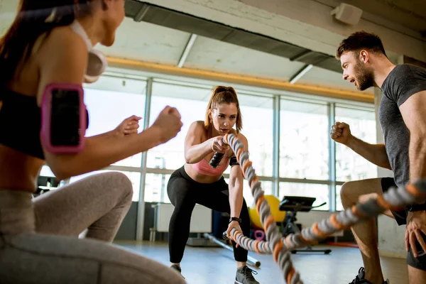 Hezká Mladá Žena Bojovými Provazy Cvičení Fitness Posilovně Witth Podporu — Stock fotografie