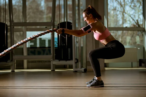 Mujer Bastante Joven Con Cuerdas Batalla Ejercicio Gimnasio Fitness —  Fotos de Stock