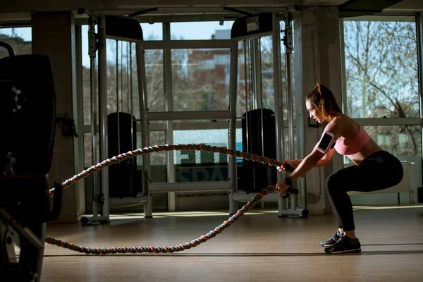 Mulher Bonita Com Exercícios Cordas Batalha Ginásio Fitness — Fotografia de Stock