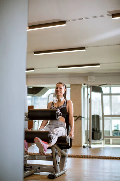 Güzel Genç Bir Kadın Spor Salonunda Bacak Uzatmak Bacak Kıvırmak — Stok fotoğraf