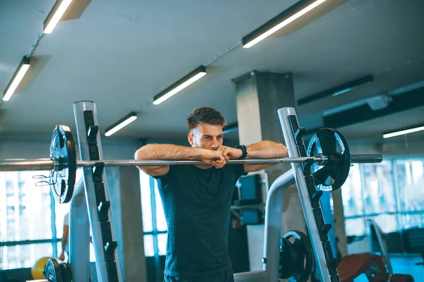 Beau Jeune Homme Prenant Repos Pendant Entraînement Avec Des Cloches — Photo