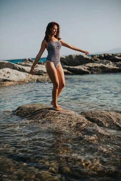 Mulher Bonita Biquíni Andando Sobre Pedras Junto Mar — Fotografia de Stock