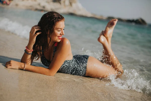 Όμορφη Νεαρή Γυναίκα Που Φοράει Μπικίνι Χαλαρώνοντας Στην Παραλία Στις — Φωτογραφία Αρχείου